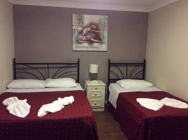 غرفة قياسية ثلاثية بسرير مزدوج وسرير فردي، Central Hotel 1/6