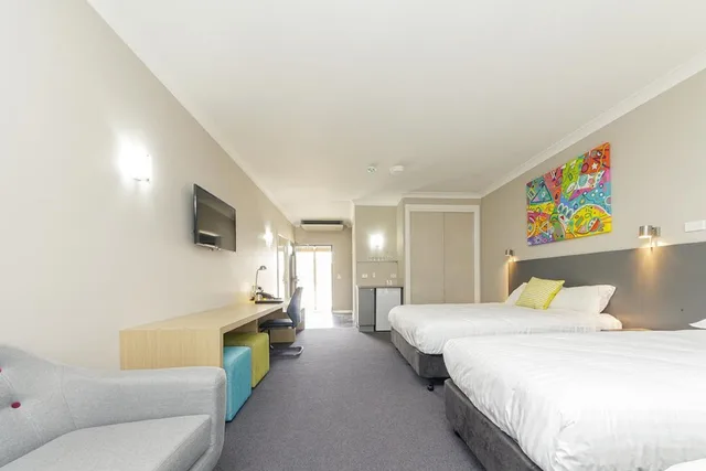 Retreat, Suite, King Bed, Balcony, Cowra Services Club Motel 2/5