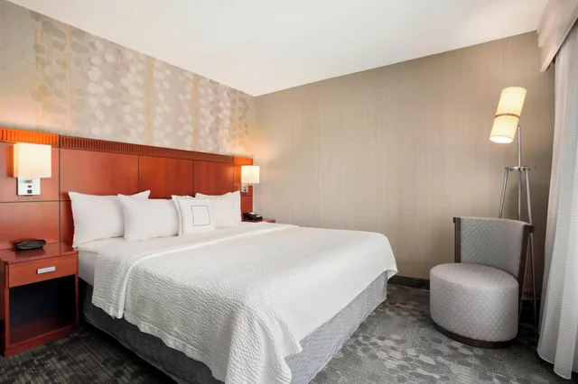 Suite, King Bed, Courtyard Springfield 1/2