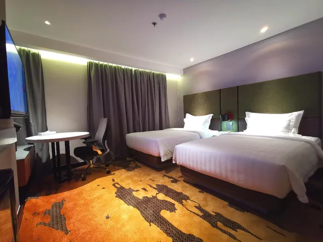 Premier Twin Room, King Park Hotel 5/6