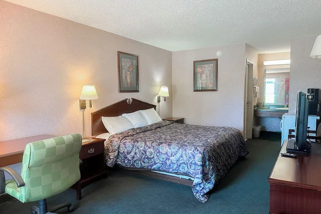 غرفة بسرير كينج للمدخنين، OYO Hotel East Macon I-75 1/10