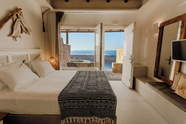 Cave, Deluxe, Queen Bed, Sea View, Outdoor Jetted Tub، Mythic Paros 2/5