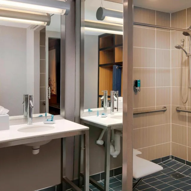 Aloft, Guest Room, 2 Queen Beds، Aloft Houston Galleria Hotel 7/8