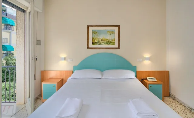 غرفة ثلاثية بسرير كوين وسرير فردي بشرفة، Hotel Stella D'italia 1/6