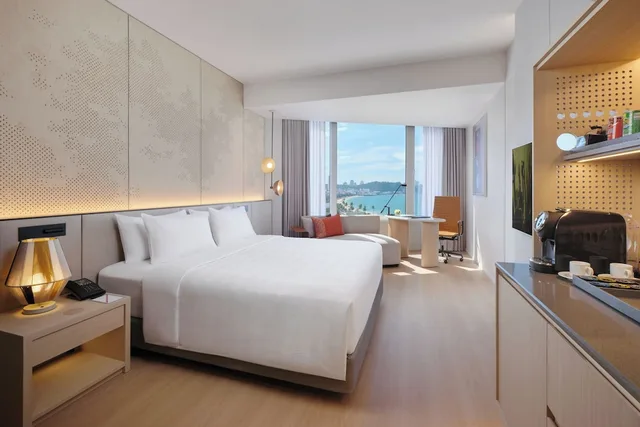Royal, Rock, King Bed, Sea View, Hard Rock Hotel Pattaya 6/10