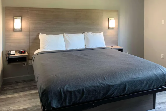 غرفة بسرير كينج، Suburban Studios Near Panama City Beach 1/2