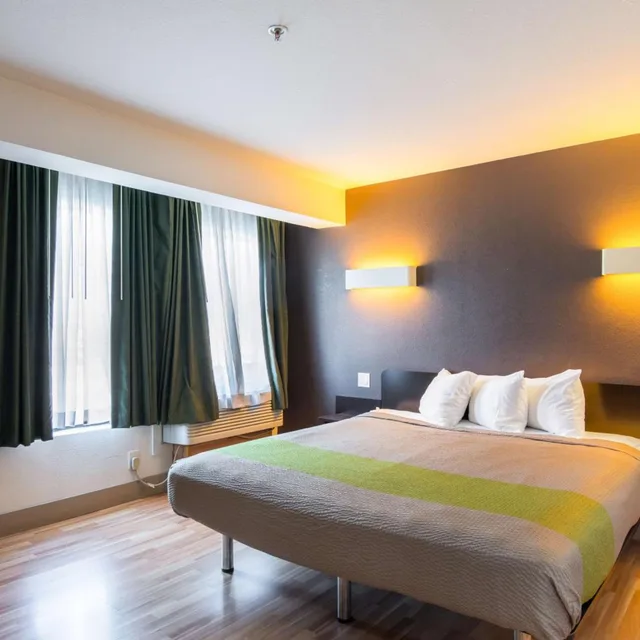 1 Queen Bed - Mob Acc RI Shwr Nsmk Micfridg, Studio6 Concord, CA 1/7