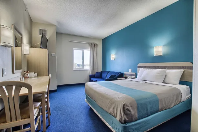 غرفة قياسية بسرير كينج، Motel6 London, ON - Ontario 2/10