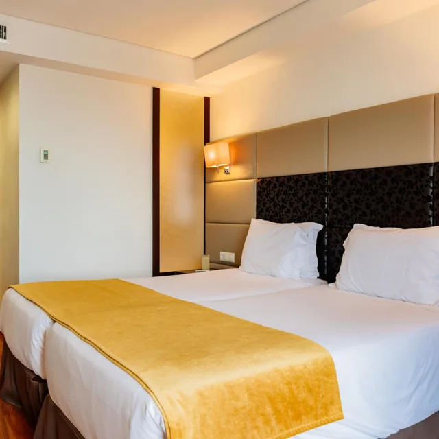 غرفة ثلاثية بشرفة، Axis Porto Business & Spa Hotel 1/10