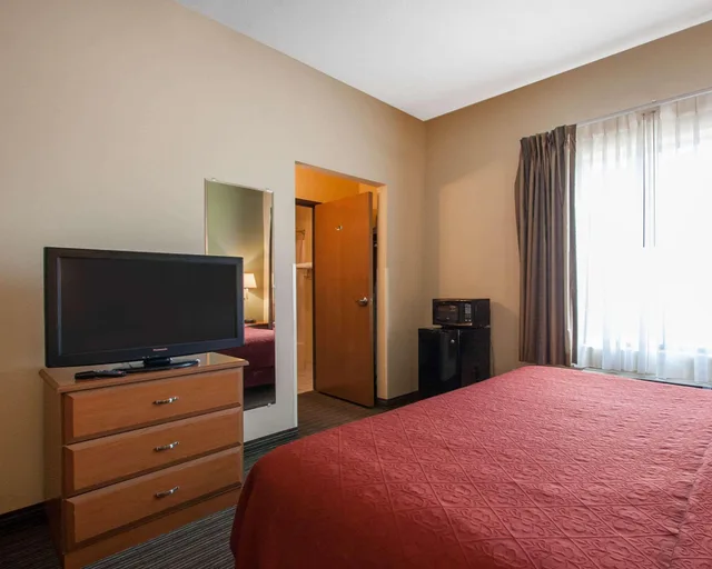 غرفة بسرير كينج لذوي الإعاقة، Quality Inn Joplin I-44 4/4