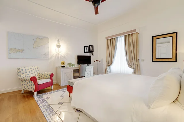غرفة سوبيريور بسرير كينج بإطلالة على الفناء، Capri Tiberio Palace - The Leading Hotels of the World 1/8
