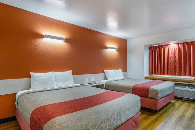 غرفة قياسية بسريرين كوين، Motel6 McAlester, OK 3/8