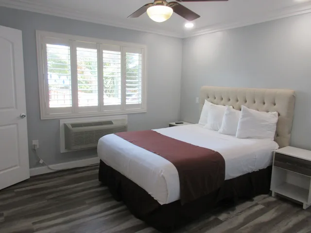 جناح عائلي بسرير كينج وسرير كوين بغرفتي نوم مع أريكة بمطبخ، Lone Oak Lodge 1/10
