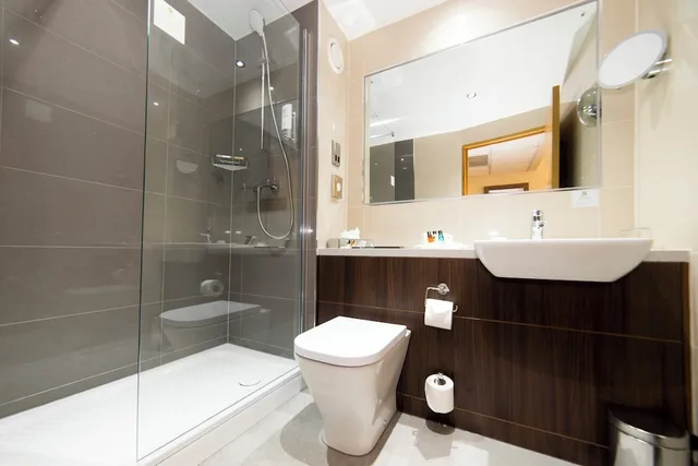 غرفة قياسية بسرير كينج لذوي الإعاقة، Holiday Inn Nottingham 2/5
