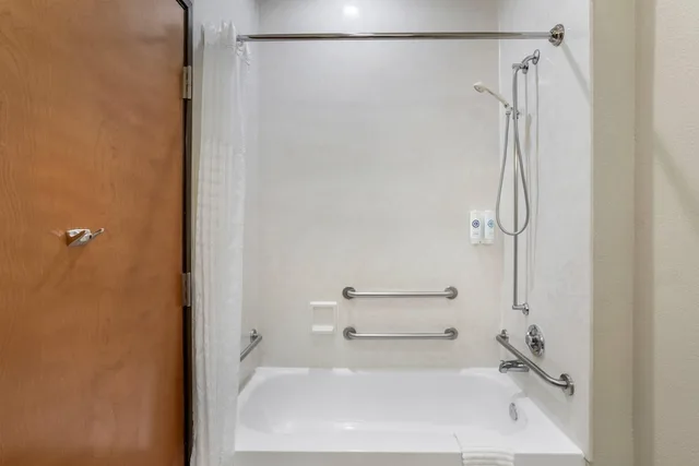 جناح بسريرين كوين مع أريكة لذوي الإعاقة، Comfort Suites Brenham, TX 3/3