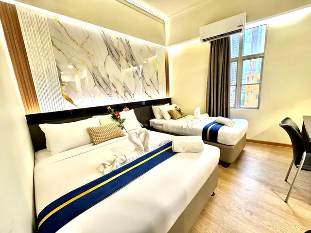 غرفة ديلوكس ثلاثية بسرير مزدوج وسرير فردي، Central City Hotel at Chinatown 1/1