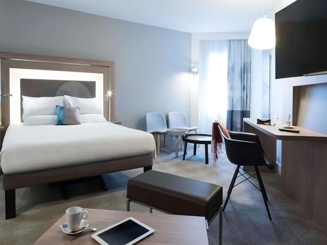 Executive, Queen Bed, Sofa, NOVOTEL CHATEAU DE VERSAILLES 4/6
