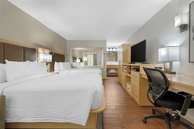 غرفة بسريرين كوين بإطلالة على الفناء، Best Western Plus South Coast Inn 5/8