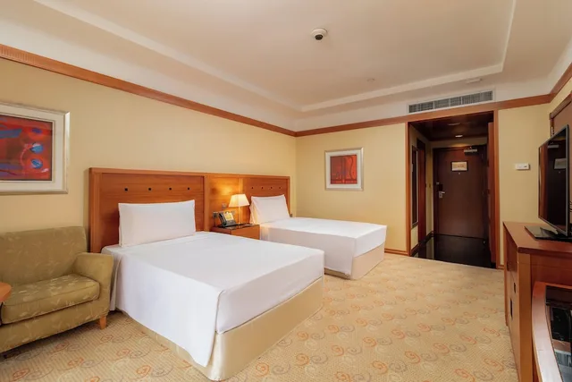 غرفة بريميوم بسريرين منفصلين بإطلالة على المسبح مع دخول صالة النادي، Holiday Inn Kuwait 8/10
