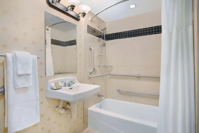 غرفة بسرير مزدوج بإطلالة، Hilton Chicago OHare Airport 6/7