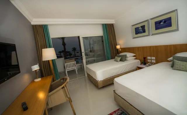 غرفة قياسية بسريرين منفصلين بإطلالة على الحديقة في الطابق الأرضي، Renaissance Sharm El Sheikh Golden View Beach Resort 1/5