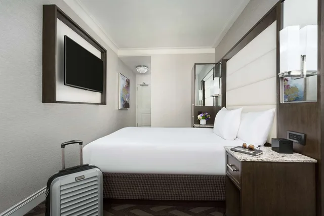غرفة صغيرة بسرير مزدوج، Hilton Boston Park Plaza 1/2