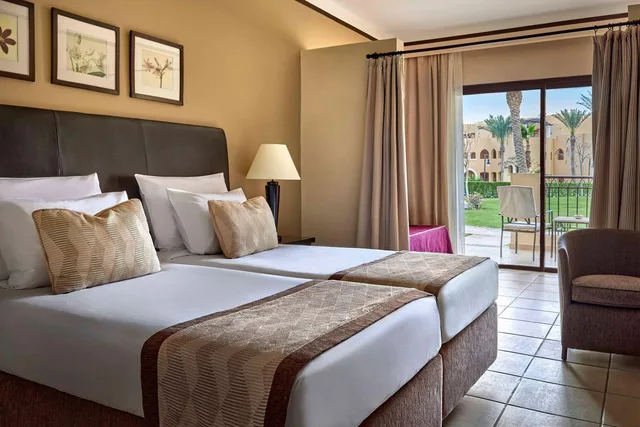 غرفة ديلوكس بسرير كينج بإطلالة على الحديقة، Jaz Lamaya Resort 1/1