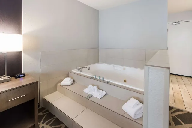 غرفة قياسية بسرير كينج بحوض جاكوزي، Best Western Mcminnville Inn 5/6