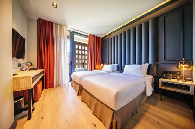 غرفة رومانسية بسرير كينج بإطلالة على النهر بحوض استحمام، Sandali Metekhi Boutique hotel 4/8