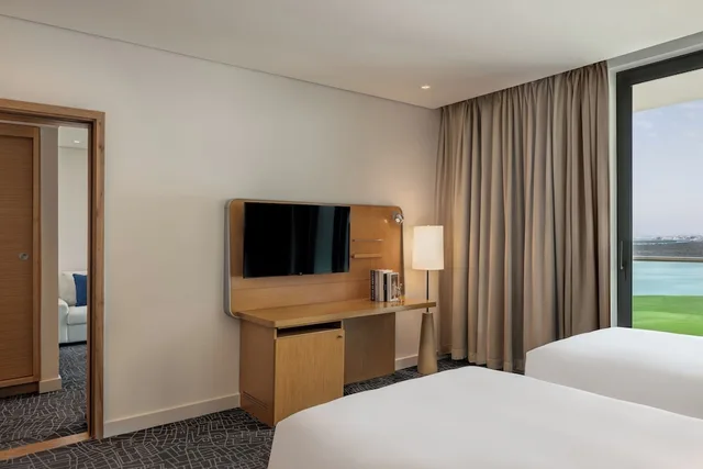 جناح بسرير كينج وسريرين منفصلين بإطلالة على البحر بشرفة بغرفتي نوم، Yas Plaza Bay by IHG 3/3