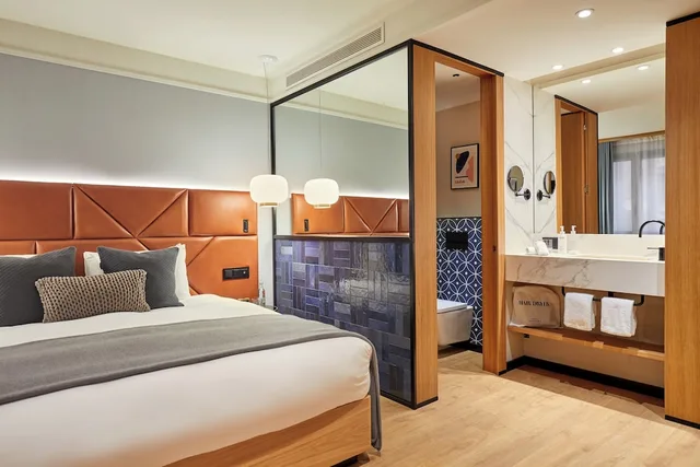 Essential, Queen Bed، Kimpton Vividora Barcelona 2/9
