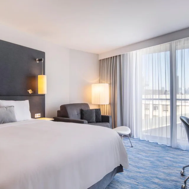 غرفة بريستيج بإطلالة على الحديقة بشرفة، Renaissance Paris Arc de Triomphe Hotel 6/10
