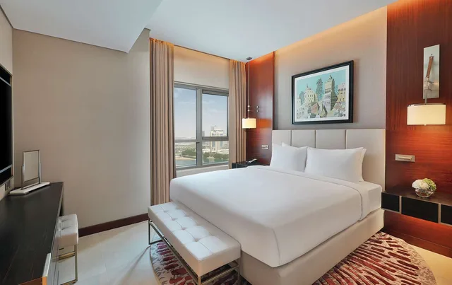 جناح بغرفة نوم واحدة بإطلالة جزئية على البحر، Hilton Doha The Pearl Residences 2/3