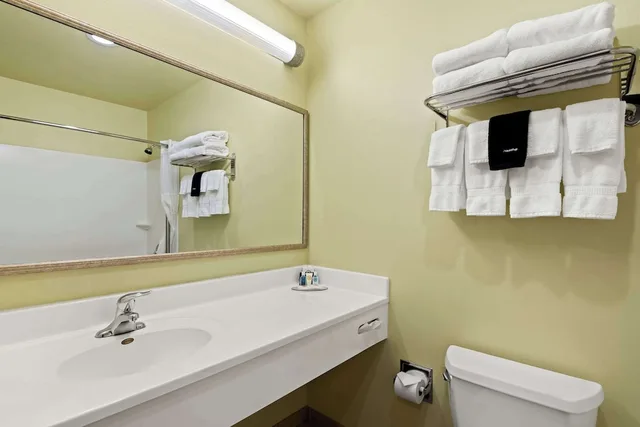 غرفة بسرير كينج مع أريكة لذوي الإعاقة، Comfort Inn and Suites Creswell 3/4