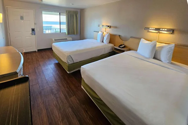 غرفة رباعية بسريرين كوين لذوي الإعاقة، Rodeway Inn & Suites Rancho Mirage - Palm Desert Area 2/4