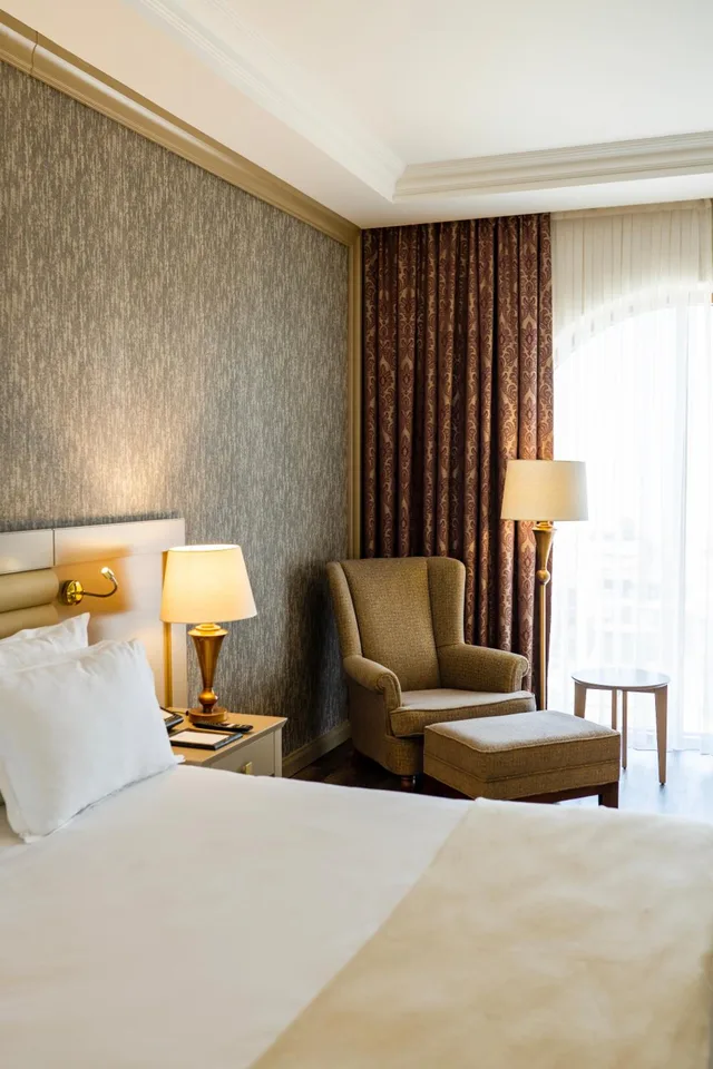 غرفة ديلوكس بسرير كينج وسرير كوين بإطلالة على البحر، Wellborn Luxury Hotel 6/9