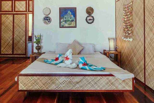 غرفة بسرير كينج بإطلالة على البحر، Romantic Beach Villas 2/4