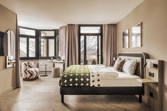 غرفة ديلوكس ركنية بسريرين منفصلين بشرفة مع أريكة، Hotel Altein, Arosa, a Faern Collection Resort 1/1