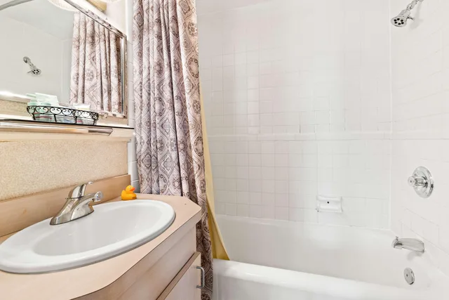 غرفة بسرير كينج بحوض جاكوزي، Genetti Hotel SureStay Collection By Best Western 7/7