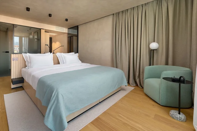 غرفة سوبيريور بسريرين منفصلين بإطلالة على المدينة، Ambasador 1/4