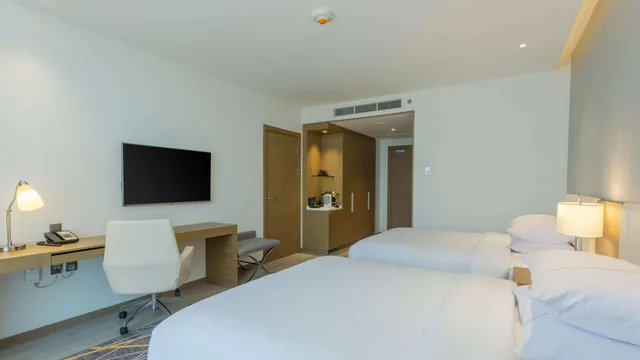 غرفة بسريرين كوين، فندق كلاريون مطار جدة(Clarion Hotel Jeddah Airport) 5/8