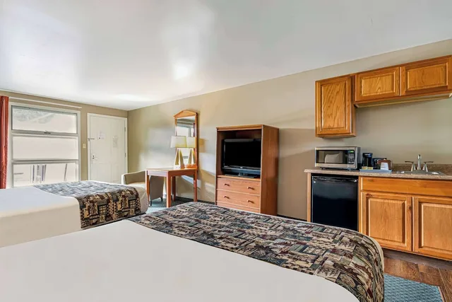 Efficiency, 2 Queen Beds، Super 8 By Wyndham Lake George/Downtown 3/4