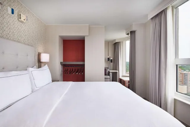استوديو بسرير كينج لذوي الإعاقة، Hilton Kansas City Country Club Plaza 1/2