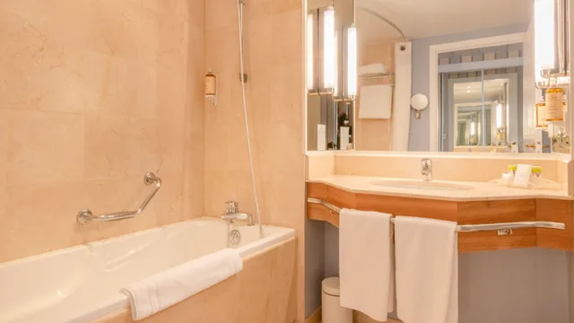 جناح بسرير كينج بإطلالة على البحر، HOLIDAY INN RESORT NICE - PORT SAINT LAURENT 5/7