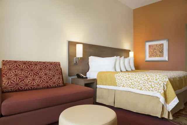 جناح، Days Inn And Suites Belmont 1/2