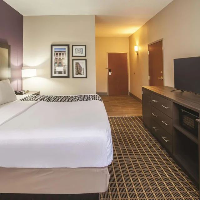 Executive, King Bed, La Quinta Inn & Suites by Wyndham Mechanicsburg - Harrisburg 1/2