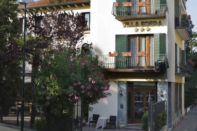 غرفة بسرير مزدوج وسريرين منفصلين، Villa Edera 1/1