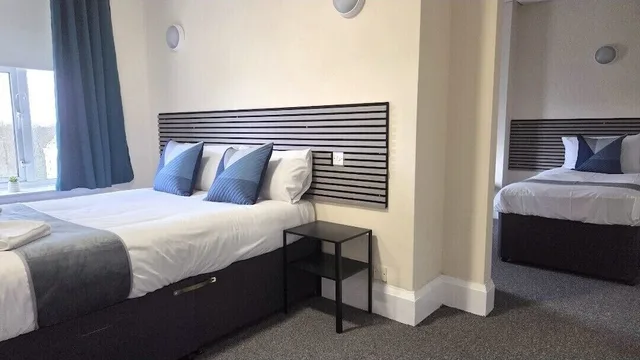 غرفة عائلية رباعية بسرير مزدوج وسريرين منفصلين، Devonshire House Hotel 3/4