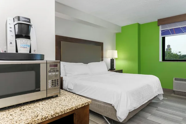 غرفة بريميوم بسرير كينج بحوض استحمام لذوي الإعاقة، Holiday Inn Express & Suites Downtown Fort Worth 2/4