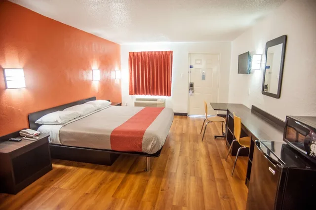 غرفة قياسية بسرير كينج لذوي الإعاقة، Motel6 Corsicana, TX 2/5
